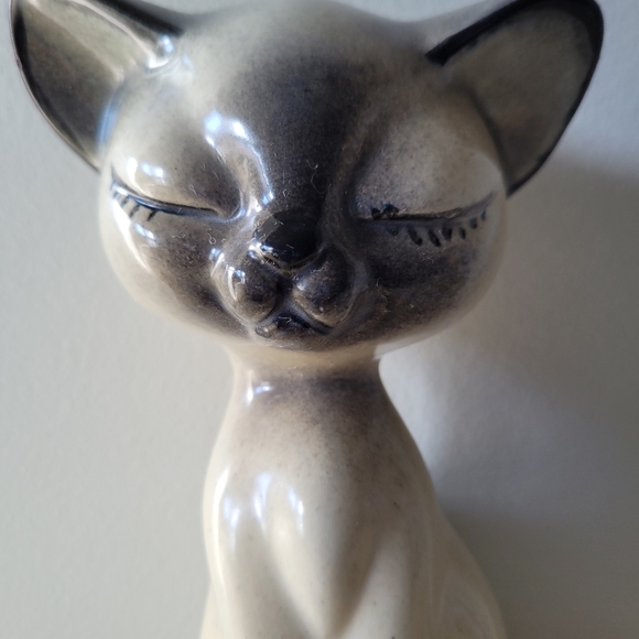 Siamese ceramic cat with a gentle expression and cute lashes - Picture 2 of 8